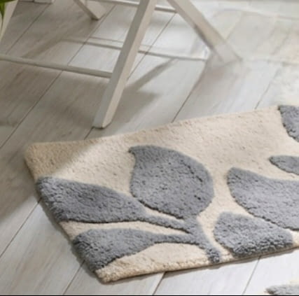 Alfombra de baño beige con hojas grises - 1
