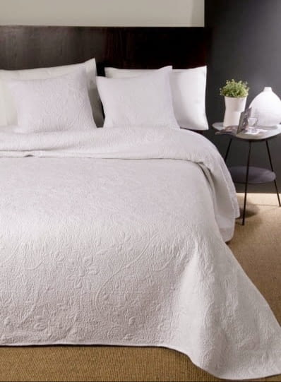 Colcha boutie flores blancas. Cama 135