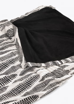 LOLA CASADEMUNT toalla con estampado de hojas  crudo y negro - 2