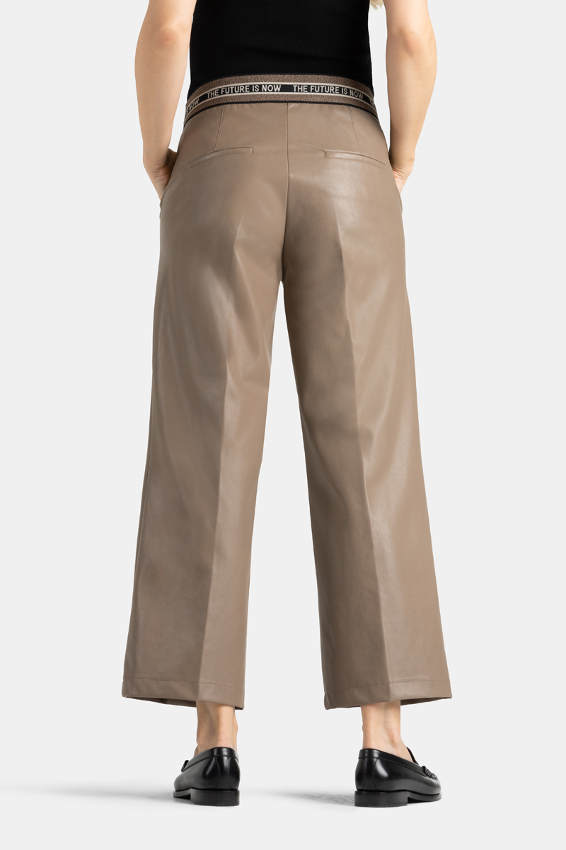 CAMBIO pantalón ancho en ecopiel color topo con  goma y bolsillo tipo chino
