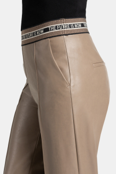 CAMBIO pantalón ancho en ecopiel color topo con  goma y bolsillo tipo chino - 2