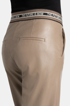 CAMBIO pantalón ancho en ecopiel color topo con  goma y bolsillo tipo chino - 3