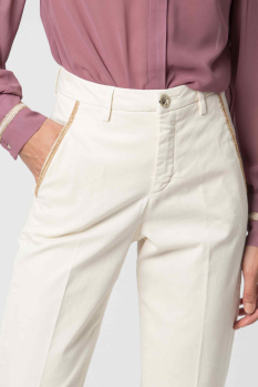 KOCCA pantalón tipo chino color crudo con cadena  en los bolsillos - 4