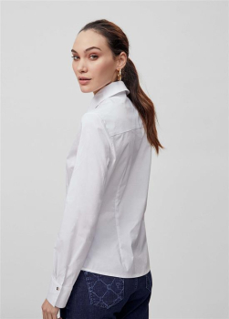 LOLA CASADEMUNT camisa en color blanco con  aplicaciones de perlas y logotipo - 2