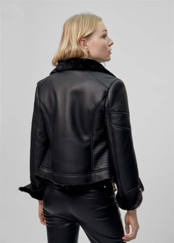 LOLA CASADEMUNT chaqueta de corte perfecto en  ecopiel color negro con pelo - 2