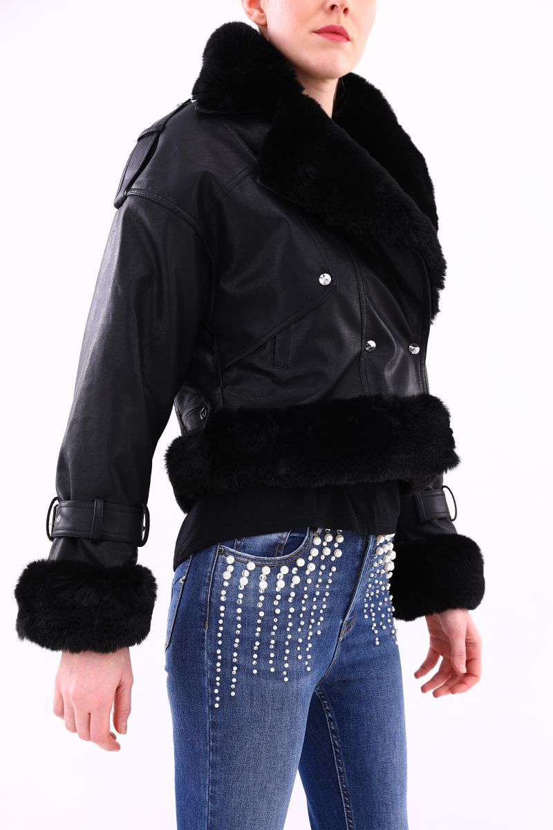 MET chaqueta en ecopiel color negro, de talle  perfecto y con pelo