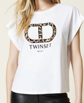TWINSET camiseta color blanco con aplicaciones de  logo en leopardo - 1