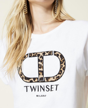 TWINSET camiseta color blanco con aplicaciones de  logo en leopardo - 5