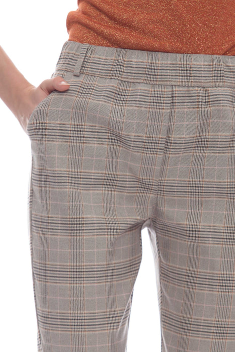 KOCCA pantalón con estampado de cuadros gris,  teja y blanco, con gomas en la cintura - 4