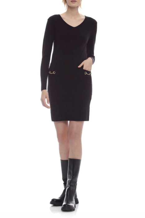 KOCCA vestido negro con escote pico y bolsillos  con aplicación metálica