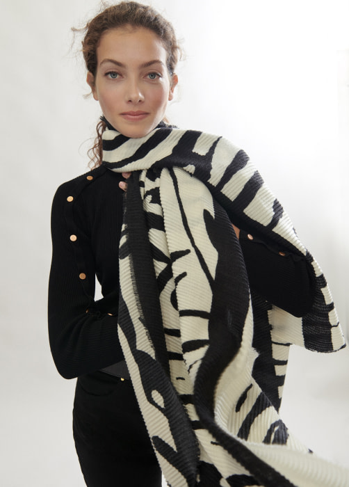 LOLA CASADEMUNT foulard maxi animal print efecto  plisado