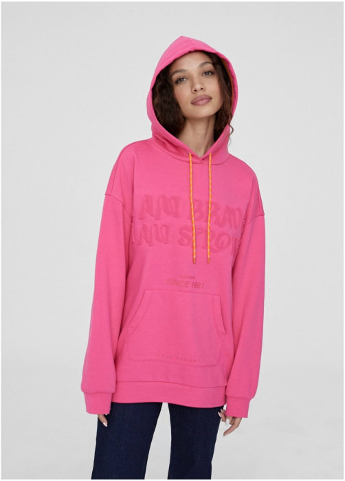 LOLA CASADEMUNT sudadera solidaria contra el  cáncer de mama