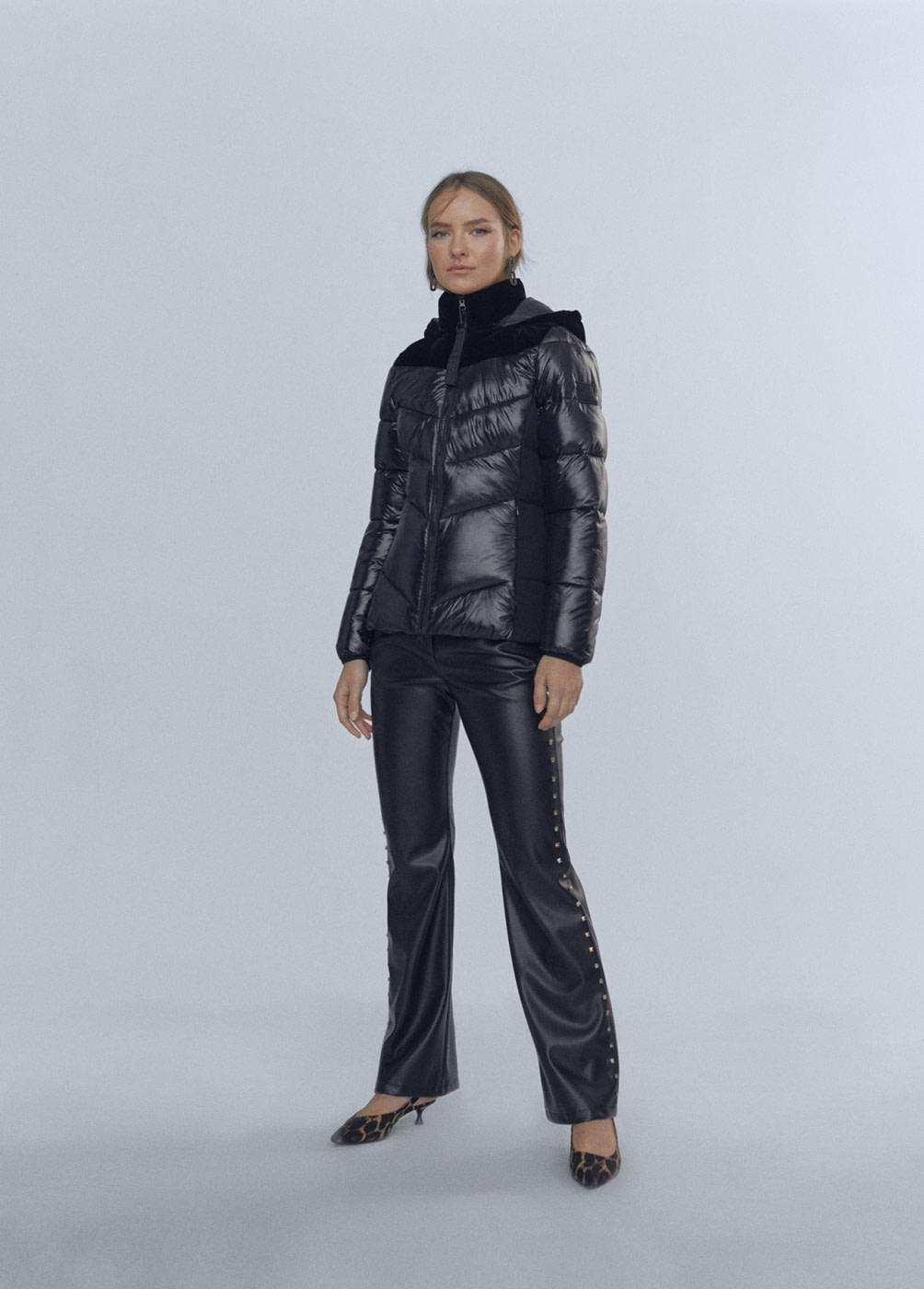 LOLA CASADEMUNT chaqueta acolchada combinada con  terciopelo color negro