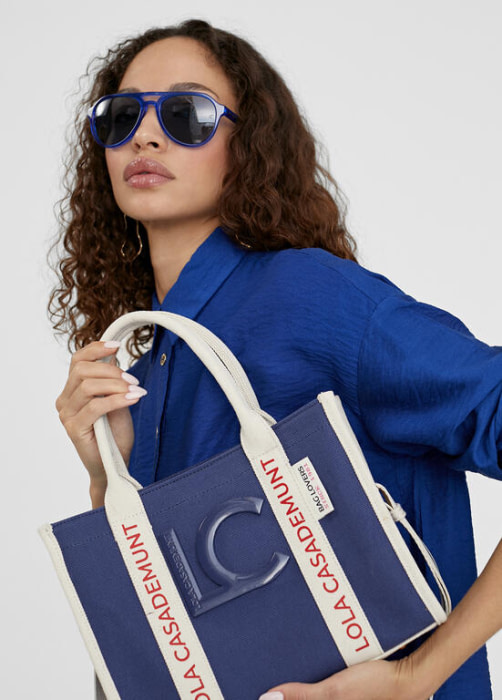 LOLA CASADEMUNT bolso en canvas con logo azul y  crudo