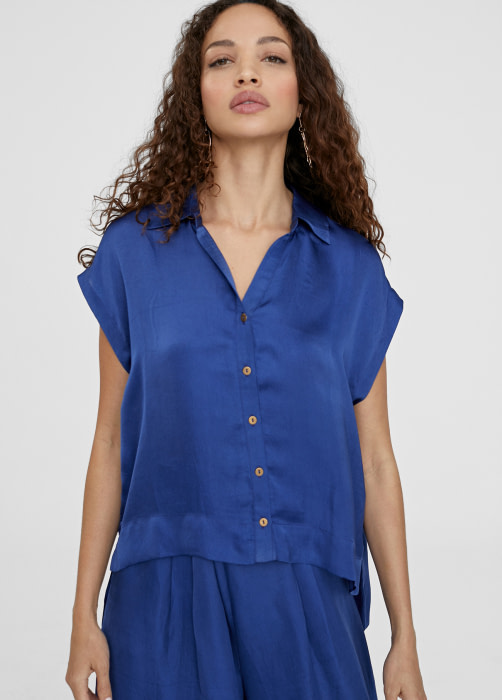 LOLA CASADEMUNT camisa en raso color azul  eléctrico en manga corta