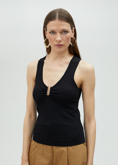 LOLA CASADEMUNT by Maite top negro con escote V en oro - 1