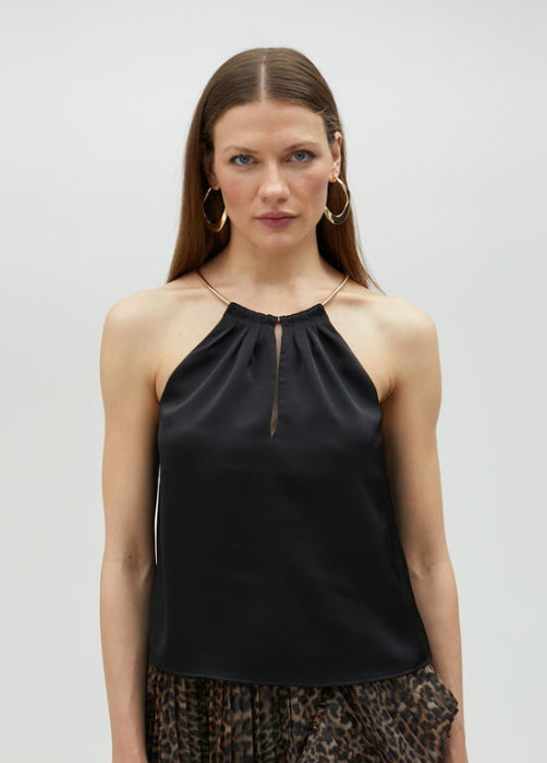 LOLA CASADEMUNT by Maite top negro con cadena de en oro en el escote