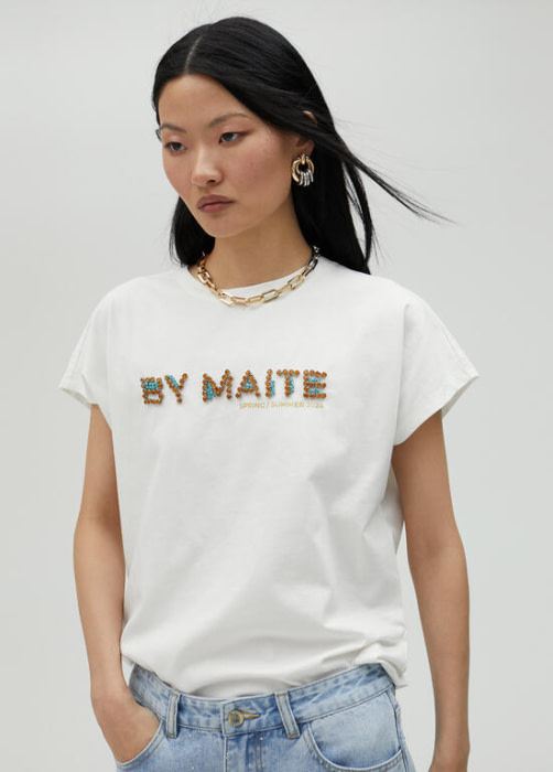 LOLA CASADEMUNT by Maite camiseta blanca con logo en pedrería