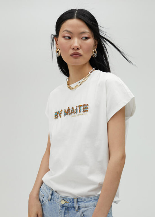 LOLA CASADEMUNT by Maite camiseta blanca con logo en pedrería - 2