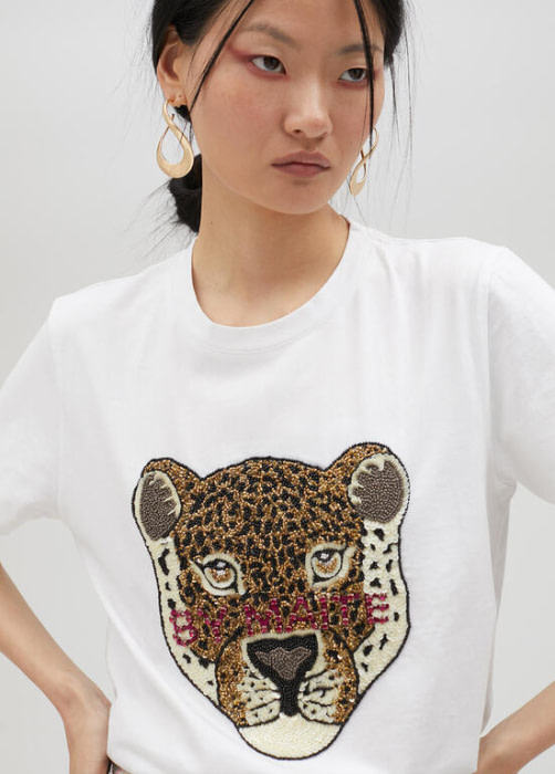 LOLA CASADEMUNT by Maite camiseta blanca con león en pedrería