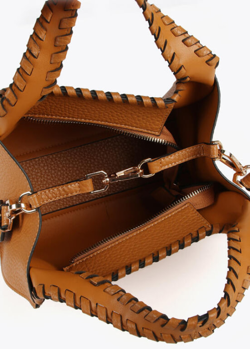 LOLA CASADEMUNT bolso en ecopiel color camel con  pespuntes - 5