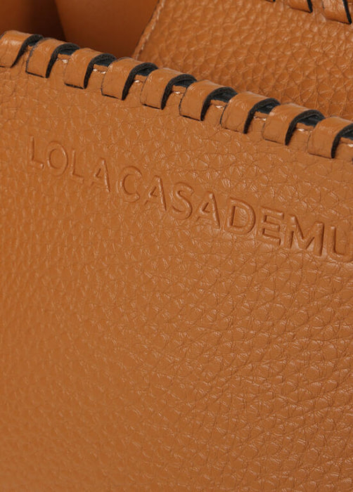 LOLA CASADEMUNT bolso en ecopiel color camel con  pespuntes - 6