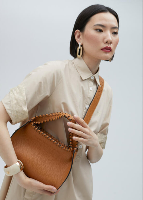 LOLA CASADEMUNT bolso en ecopiel color camel con  pespuntes - 7