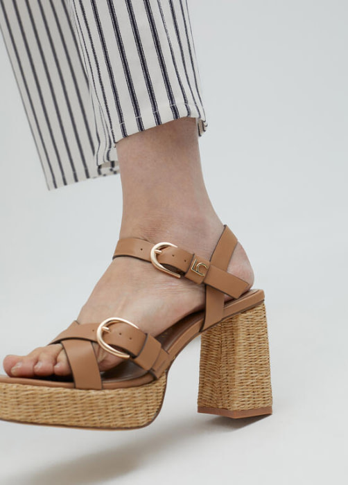 LOLA CASADEMUNTsandalia color camel con suela de  rafia - 7