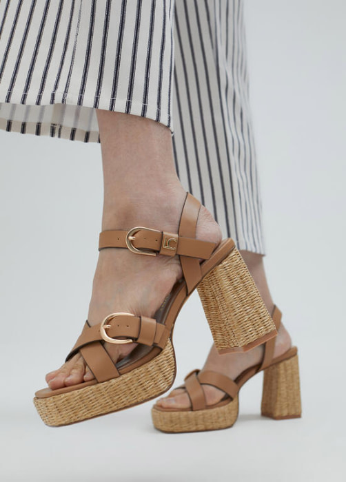 LOLA CASADEMUNTsandalia color camel con suela de  rafia - 8
