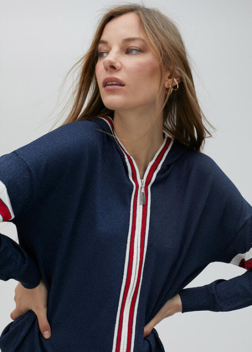 LOLA CASADEMUNT chaqueta con capucha azul con  franjas rojo y blanco - 2
