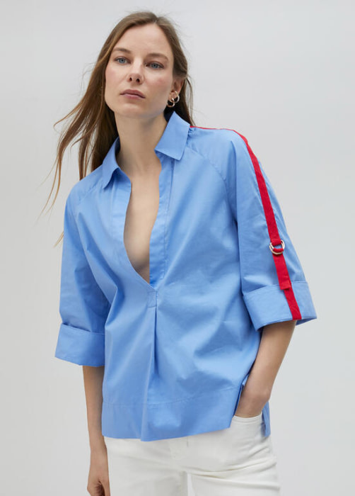LOLA CASADEMUNT camisa azul con franja en rojo