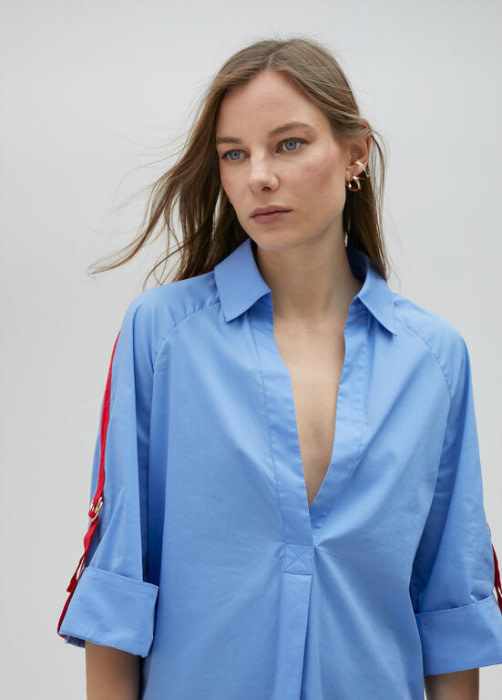 LOLA CASADEMUNT camisa azul con franja en rojo - 2