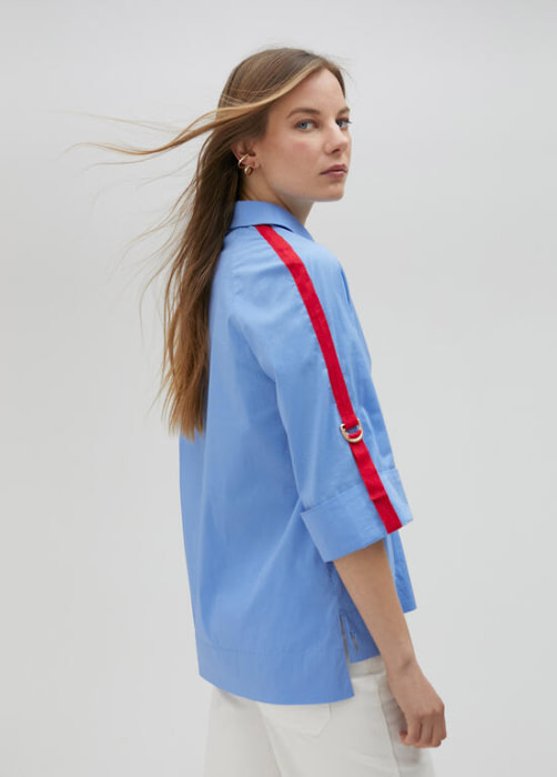 LOLA CASADEMUNT camisa azul con franja en rojo - 3