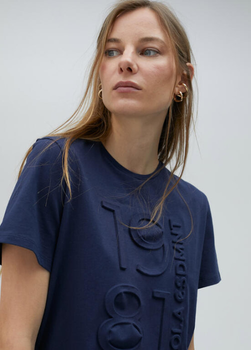 LOLA CASADEMUNT camiseta m/c azul marino"1981" - 3