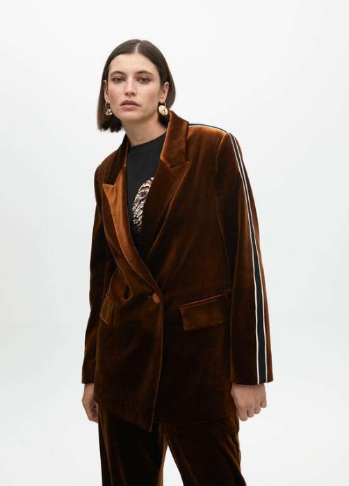 LOLA CASADEMUNT blazer con terciopelo marrón con  vivo en la manga y logo - 2