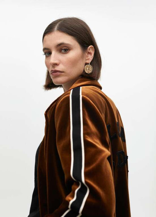 LOLA CASADEMUNT blazer con terciopelo marrón con  vivo en la manga y logo - 3