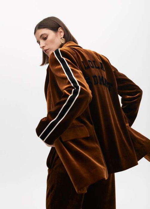 LOLA CASADEMUNT blazer con terciopelo marrón con  vivo en la manga y logo - 4