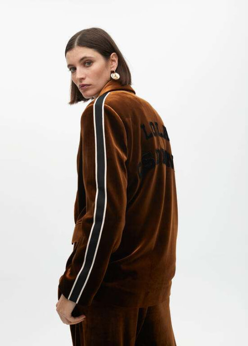 LOLA CASADEMUNT blazer con terciopelo marrón con  vivo en la manga y logo - 5