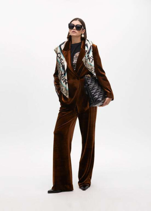 LOLA CASADEMUNT blazer con terciopelo marrón con  vivo en la manga y logo - 6