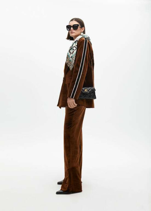 LOLA CASADEMUNT blazer con terciopelo marrón con  vivo en la manga y logo - 7