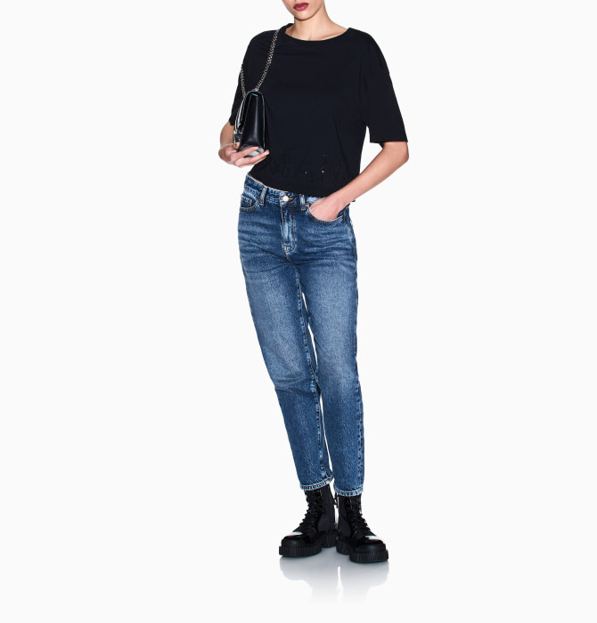 ARMANI EXCHANGE camiseta manga corta color negro  amplia con logo inferior en swarovski