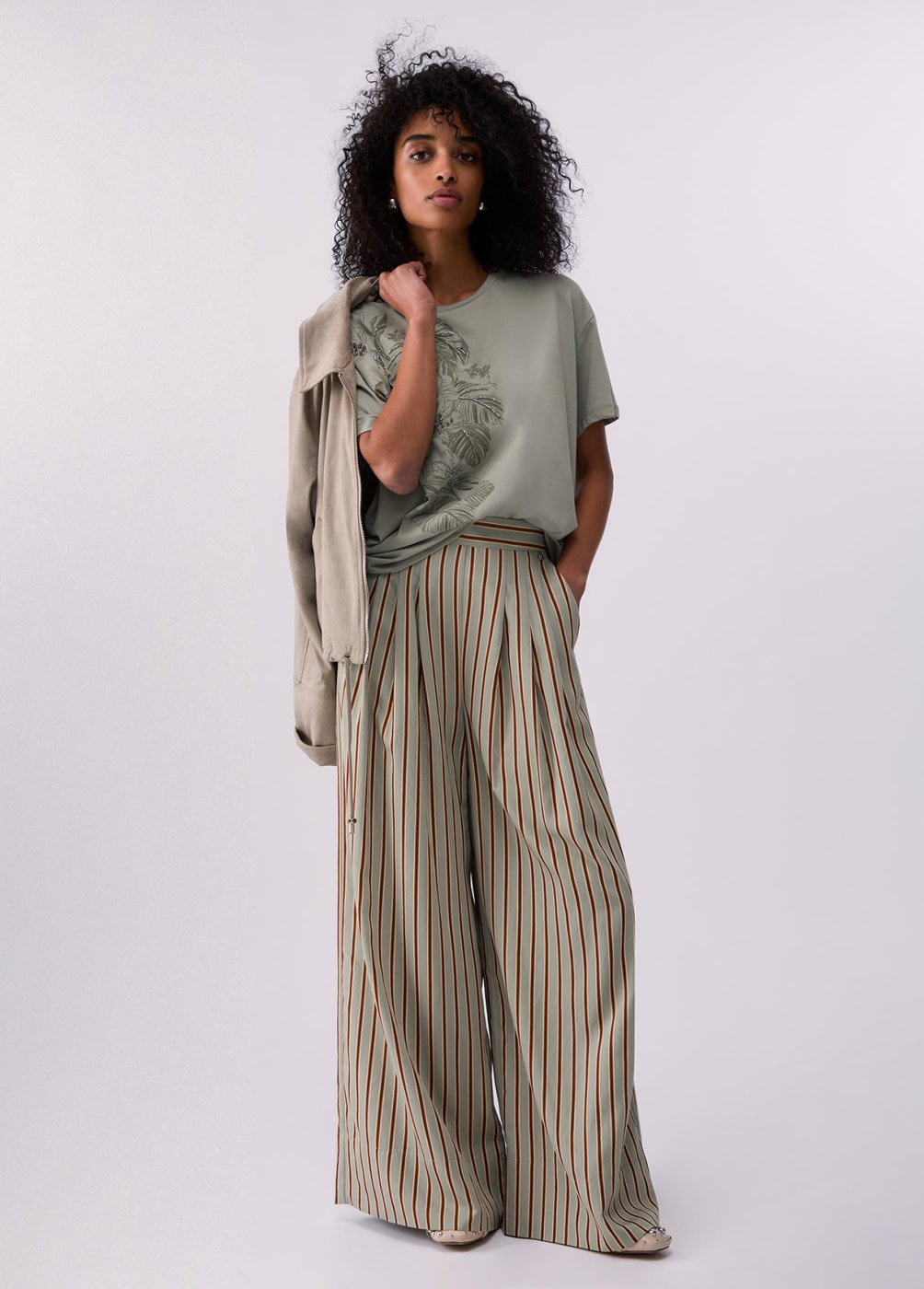 LIU.JO camiseta m/c caqui con estampado en  palmeras y strass