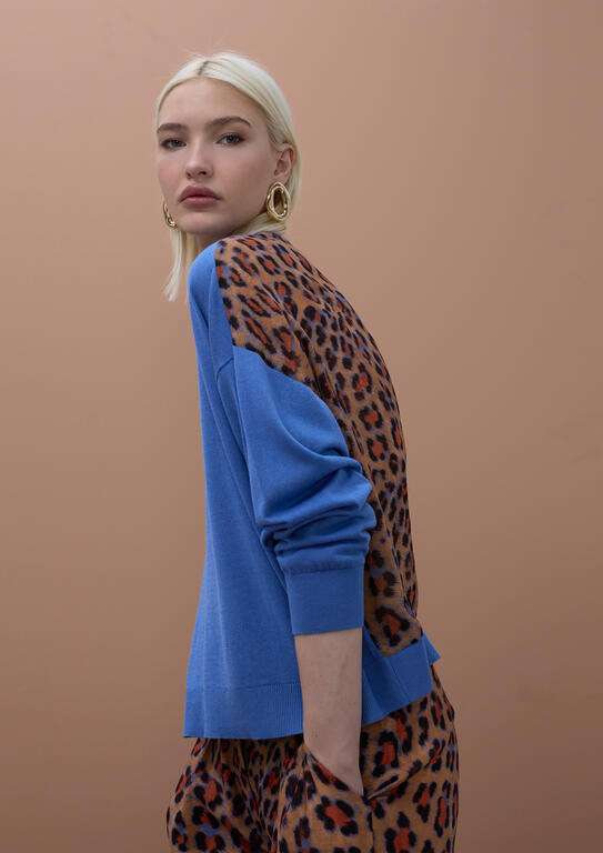LOLA CASADEMUNT by MAITE jersey azul con estampado en animal print en la espalda