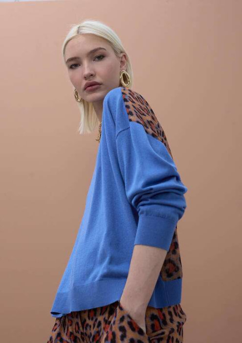 LOLA CASADEMUNT by MAITE jersey azul con estampado en animal print en la espalda - 4