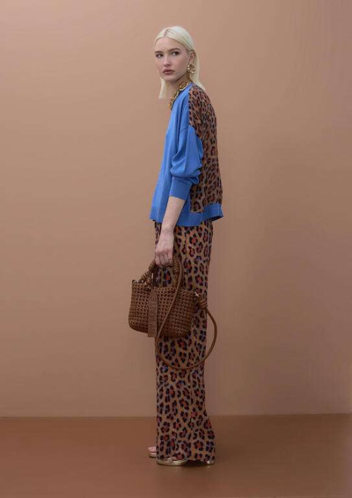 LOLA CASADEMUNT by MAITE jersey azul con estampado en animal print en la espalda - 6