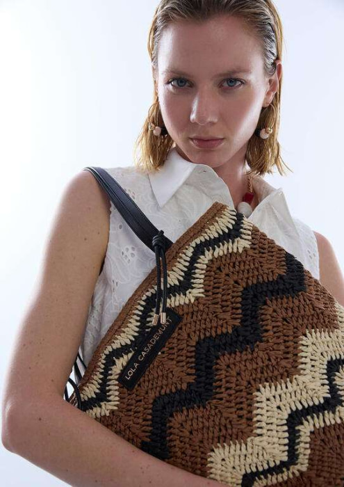 LOLA CASADEMUNT bolso efecto rafia espiga marrón y negro - 7