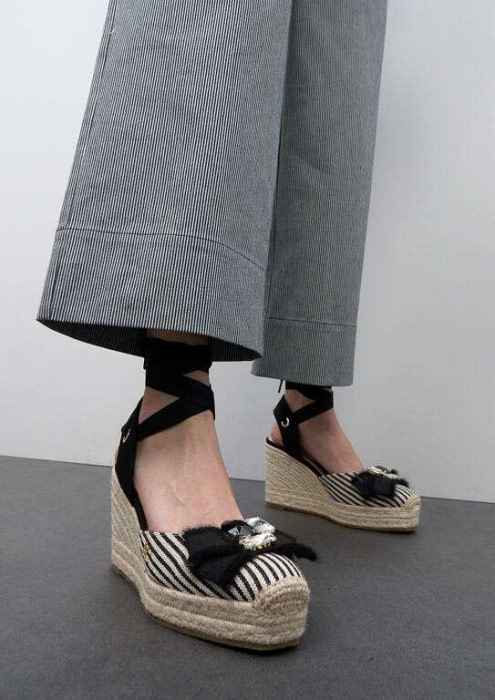 LOLA CASADEMUNT sandalia en cuña con rayas crudo  y negro - 7