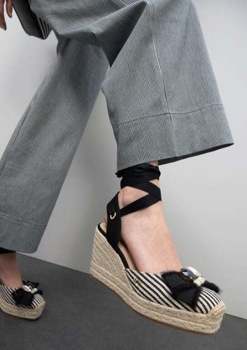 LOLA CASADEMUNT sandalia en cuña con rayas crudo  y negro - 8