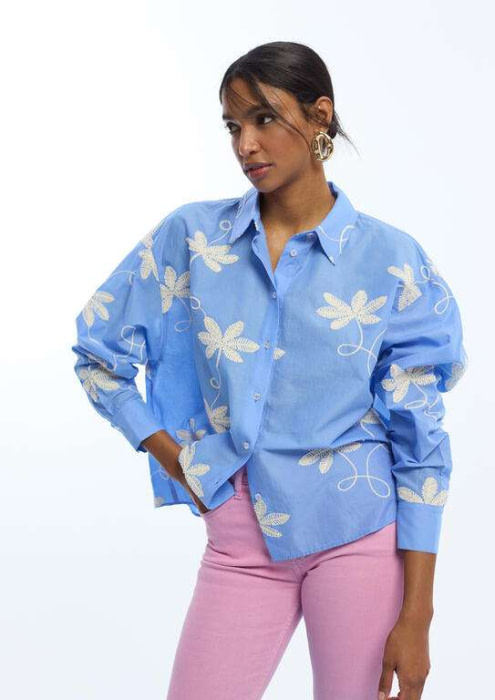 LOLA CASADEMUNT camisa con bordado de flores azul