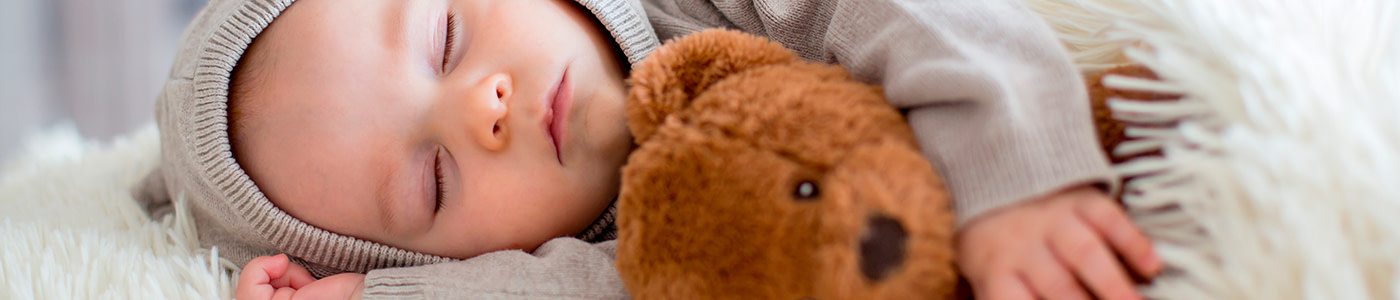 Bebé con oso de peluche